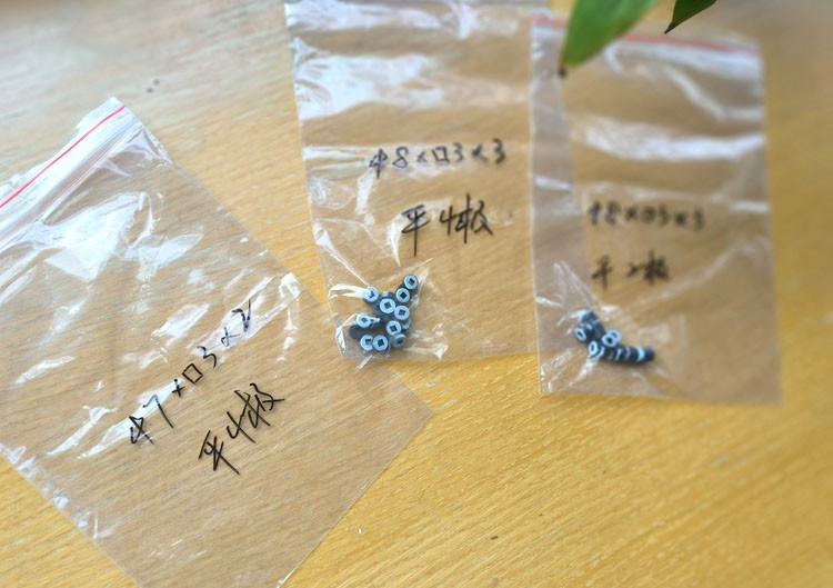内孔是正方形的平面4极磁环 8x3x3mm